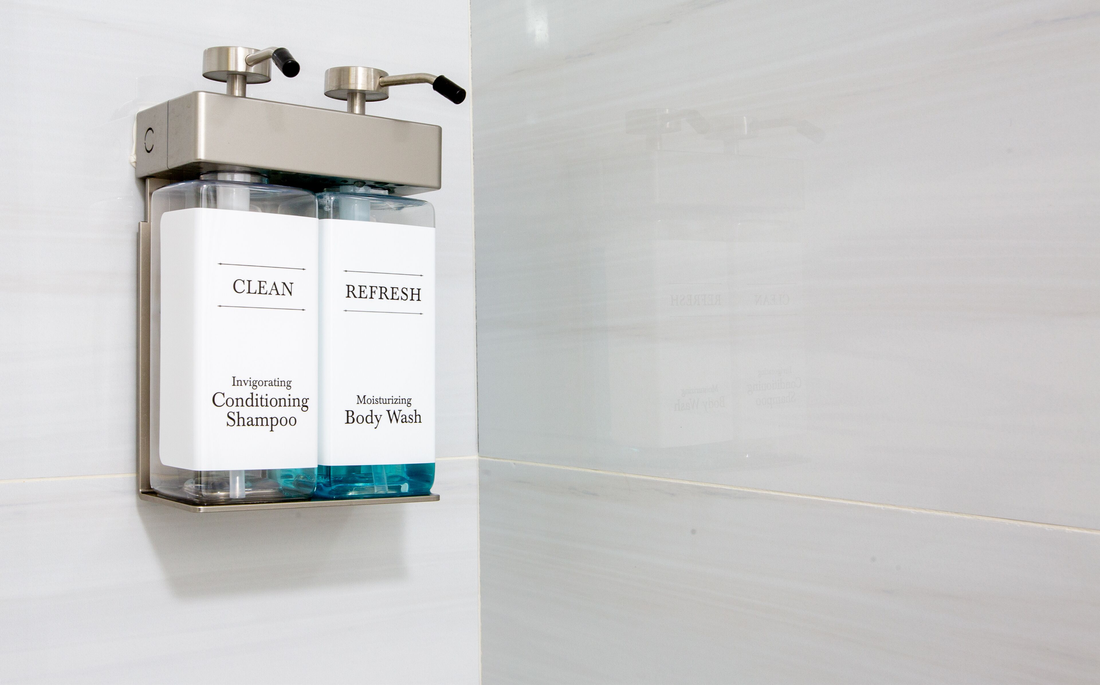 Kamer, 1 kingsize bed, niet-roken, koelkast en magnetron | Badkamer | Een douche, gratis toiletartikelen, een haardroger, handdoeken