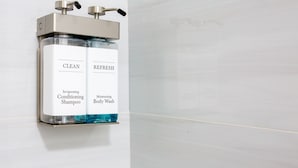 Habitación, 1 cama de matrimonio grande, no fumadores, frigorífico y microondas | Baño