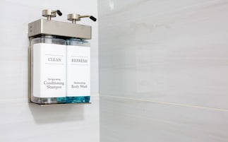 Habitación, 1 cama de matrimonio grande, no fumadores, frigorífico y microondas | Baño | Ducha, artículos de higiene personal gratuitos y secador de pelo