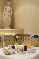 Café da manhã com buffet todos os dias (EUR 8.50 por pessoa)