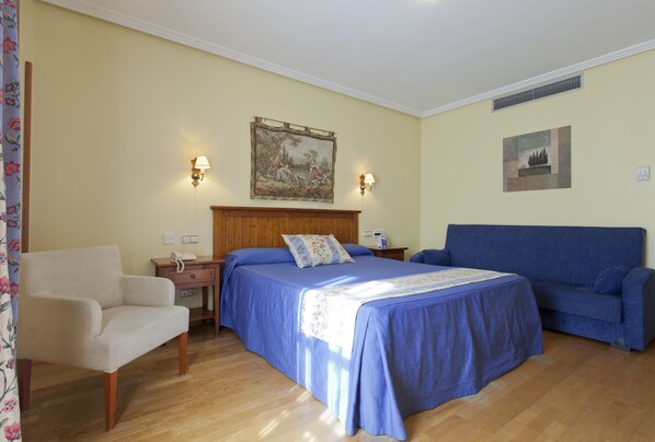 Comfort Double or Twin Room | Minibar, in-room safe, individually decorated, individually furnished