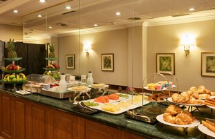 Ein Buffet mit verschiedenen Speisen und einer Obstauslage.