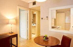 Minibar, in-room safe, desk, blackout curtains - Barrio de Salamanca Suites (Madrid)
