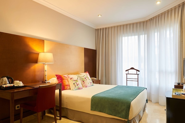 Frigobar, cofres nos quartos, escrivaninha, cortinas blackout