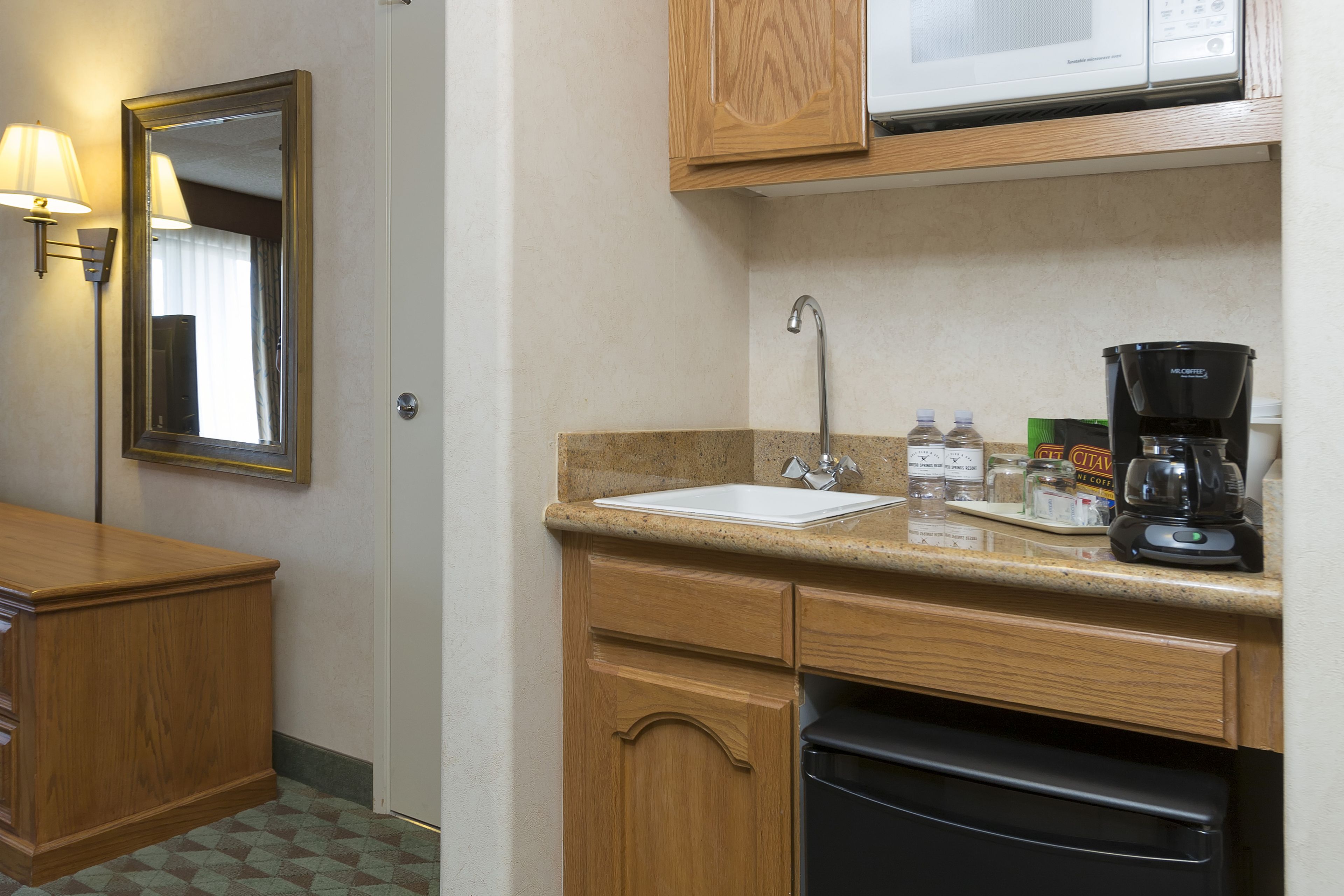 deluxe room, 1 king bed | in-room safe, blackout curtains, iron/ironing board