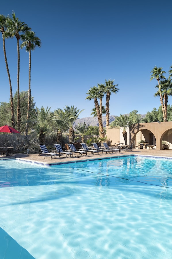 2 piscinas al aire libre, una piscina climatizada