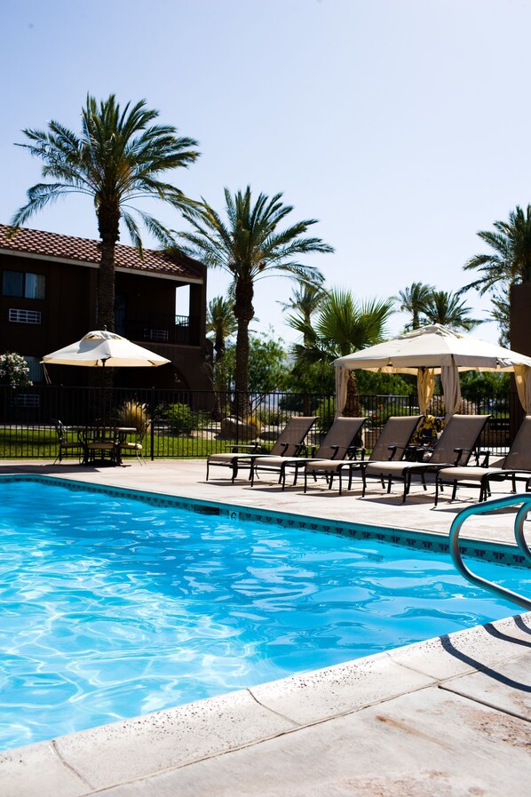 2 outdoor pools, a heated pool, free pool cabanas, pool loungers