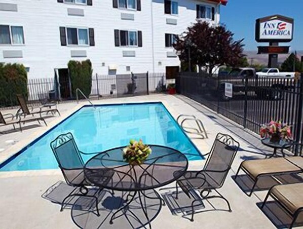 حمّام سباحة خارجي، مقاعد للتشمس