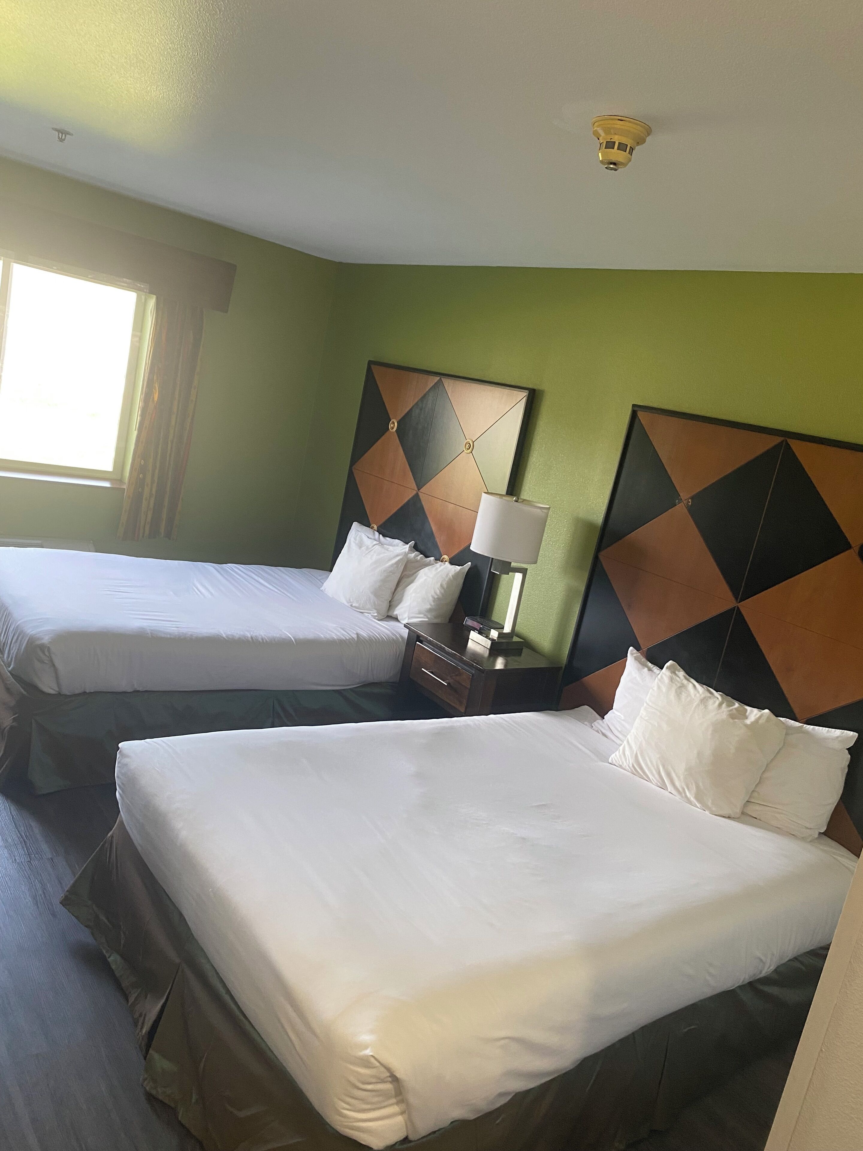 Bureau, fer et planche à repasser, Wi-Fi gratuit, draps fournis