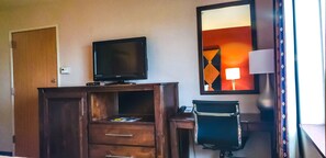 Quarto, 1 cama Queen (Accessible) | Área de estar | TV LCD 32 polegadas com canais a cabo, TV