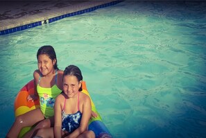 Piscina externa, espreguiçadeiras