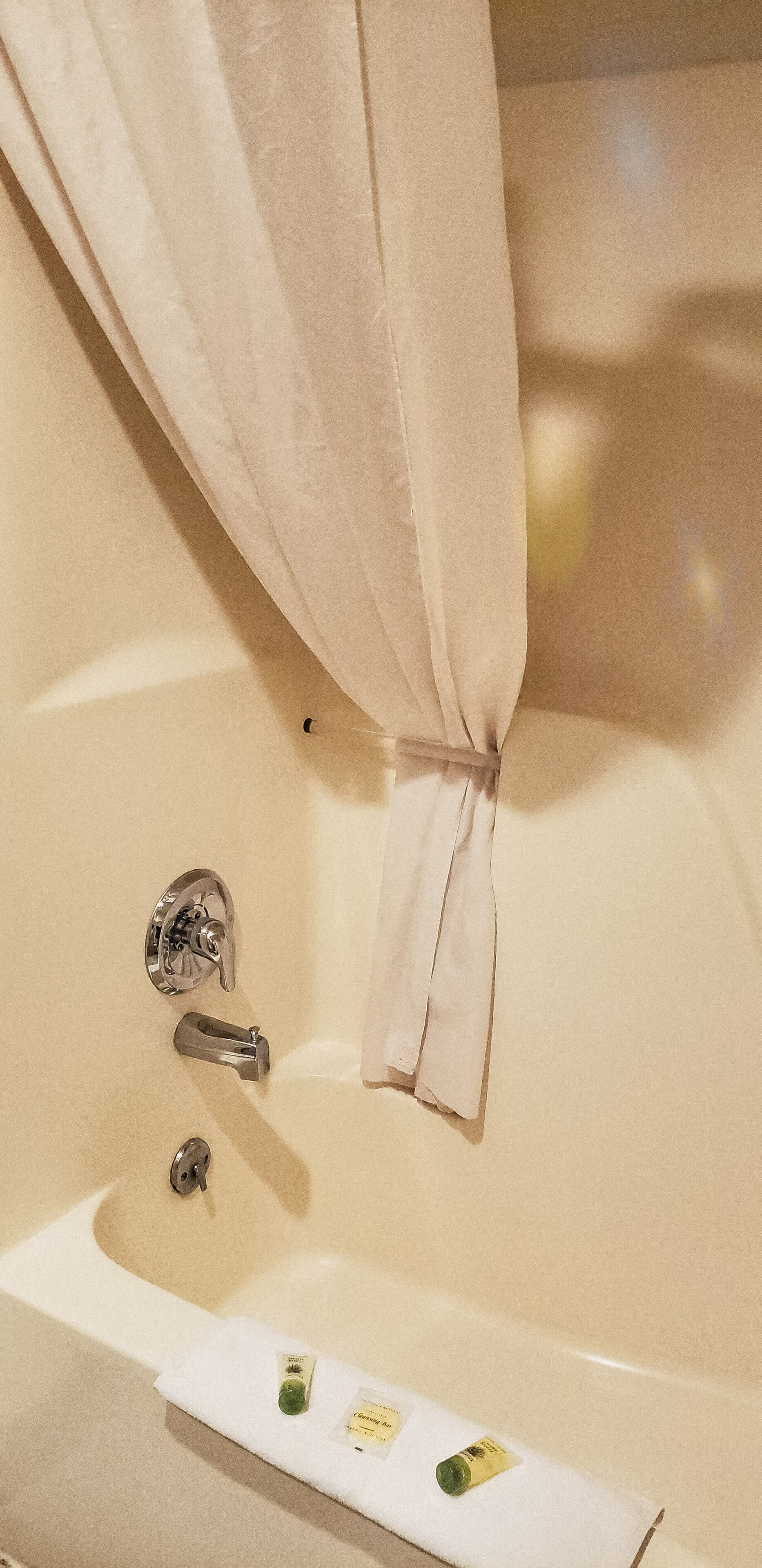 Baño con bañera, grifo y barra para toallas.