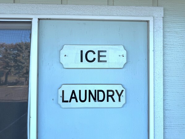 A sign with the words "ICE" and "LAUNDRY" on a white background. - Snoozinn (Wilsonville)