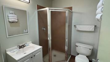 Douche, articles de toilette gratuits, sèche-cheveux