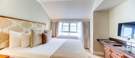 Executive Suite with Spa | In-room safe, desk, laptop workspace, blackout curtains