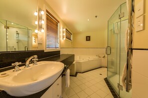 Executive Suite with Spa | In-room safe, desk, laptop workspace, blackout drapes
