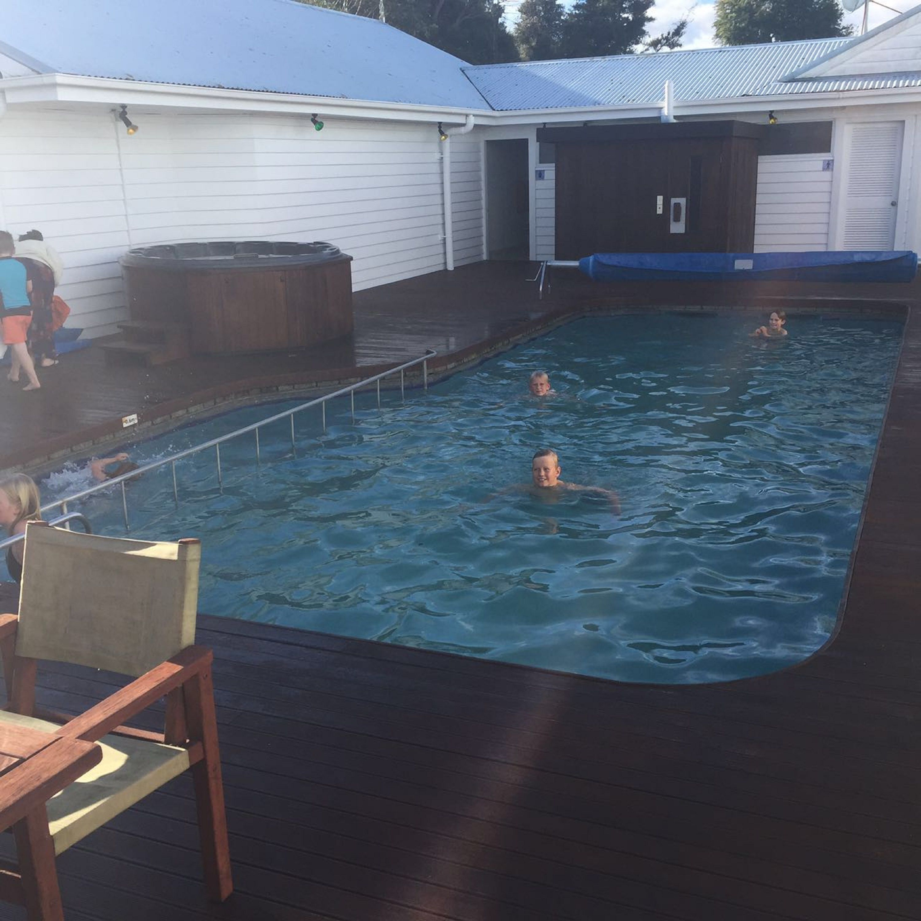 outdoor pool, open 7:00 am to 10:00 pm, pool loungers