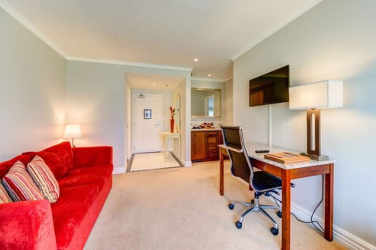 executive suite with spa | living area | 32-inch lcd tv with satellite channels, tv