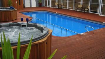 Piscina externa, funciona das 7h às 22h, espreguiçadeiras