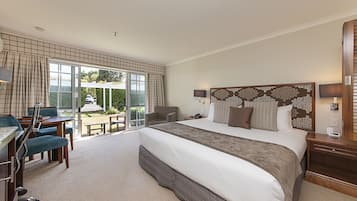 Zimmersafe, Schreibtisch, laptopgeeigneter Arbeitsplatz