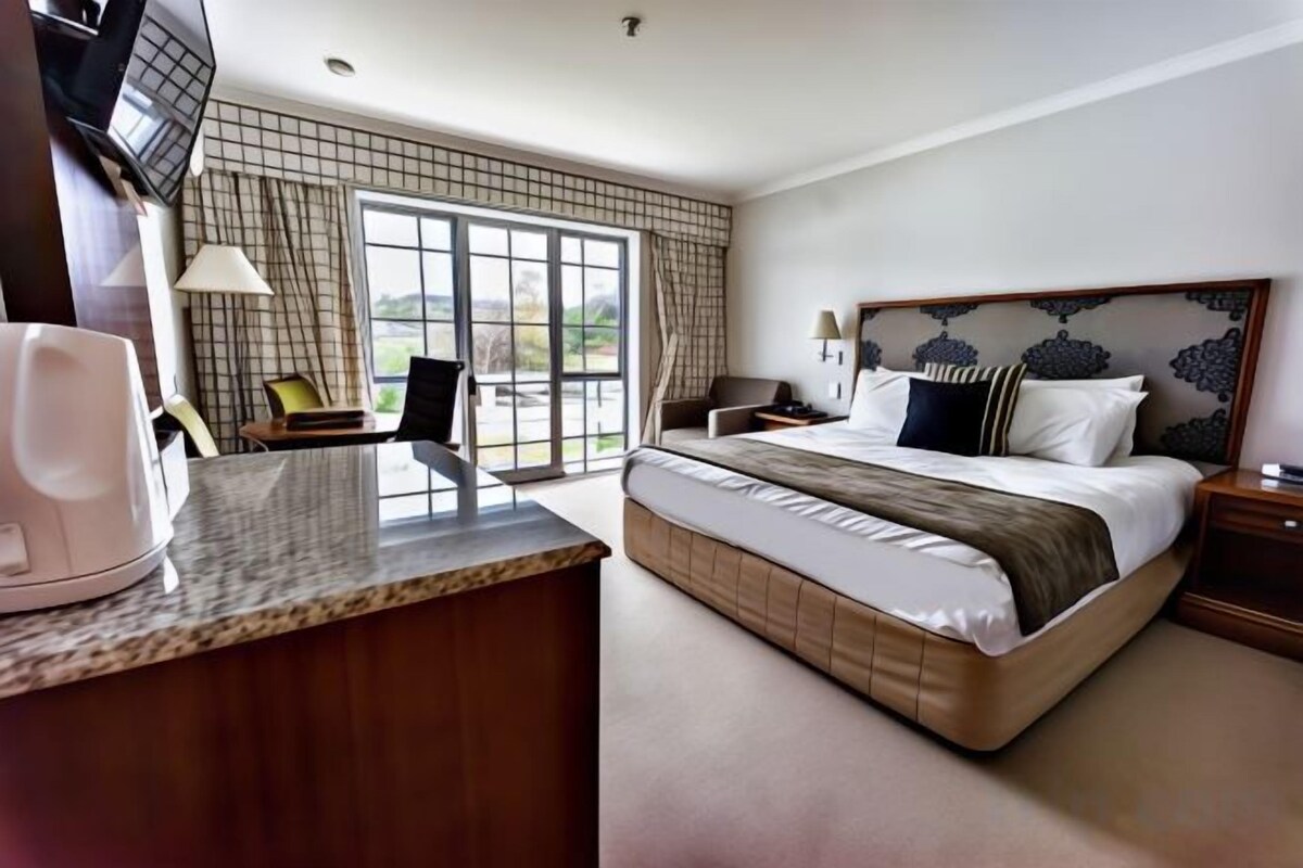 Caja de seguridad en la habitación y escritorio 