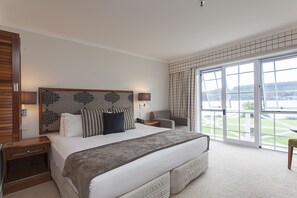 Quarto casal, vista para o lago | Cofres nos quartos, escrivaninha, espaço de trabalho para notebook