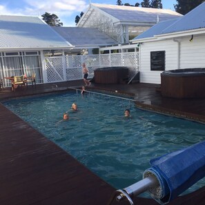 Una piscina al aire libre (de 07:00 a 22:00), tumbonas