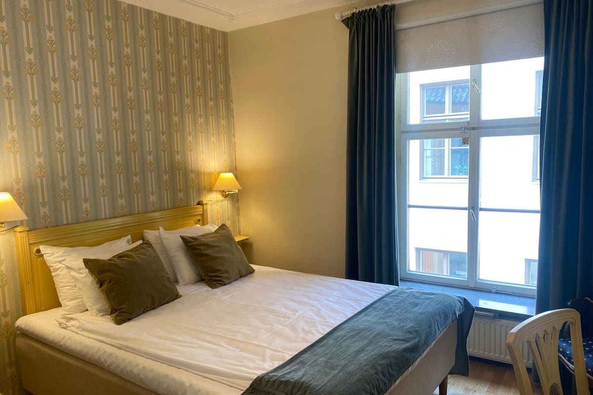 Minibar, skrivebord, wi-fi (inkludert) og sengetøy