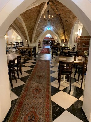 Free daily buffet breakfast  - Mayfair Hotel Tunneln (Malmö)