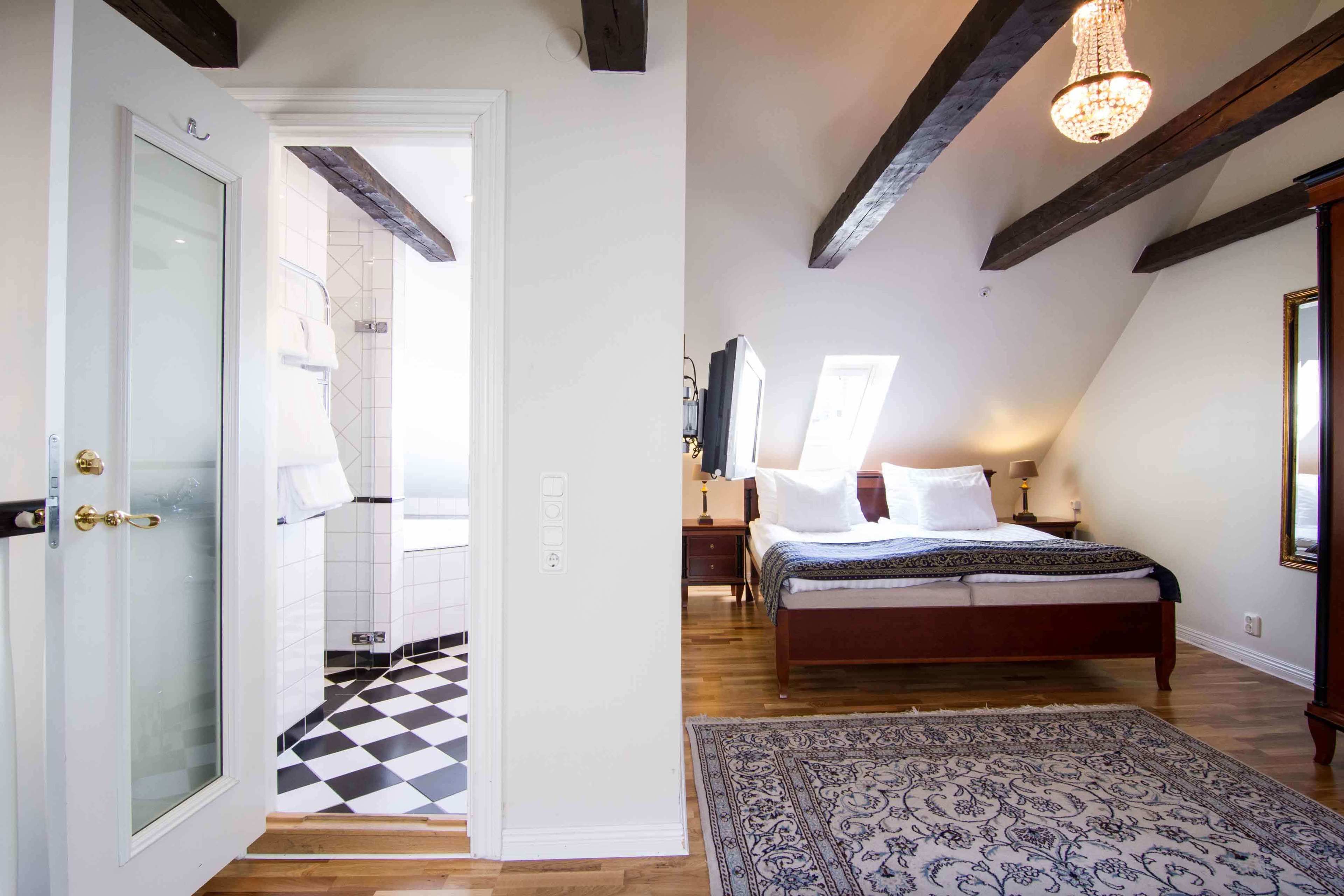 mini suite | 1 bedroom, minibar, desk, free wifi