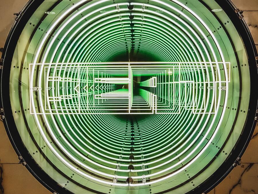 Ein kreisförmiges architektonisches Element mit konzentrischen Linien und einem zentralen Blickfang.