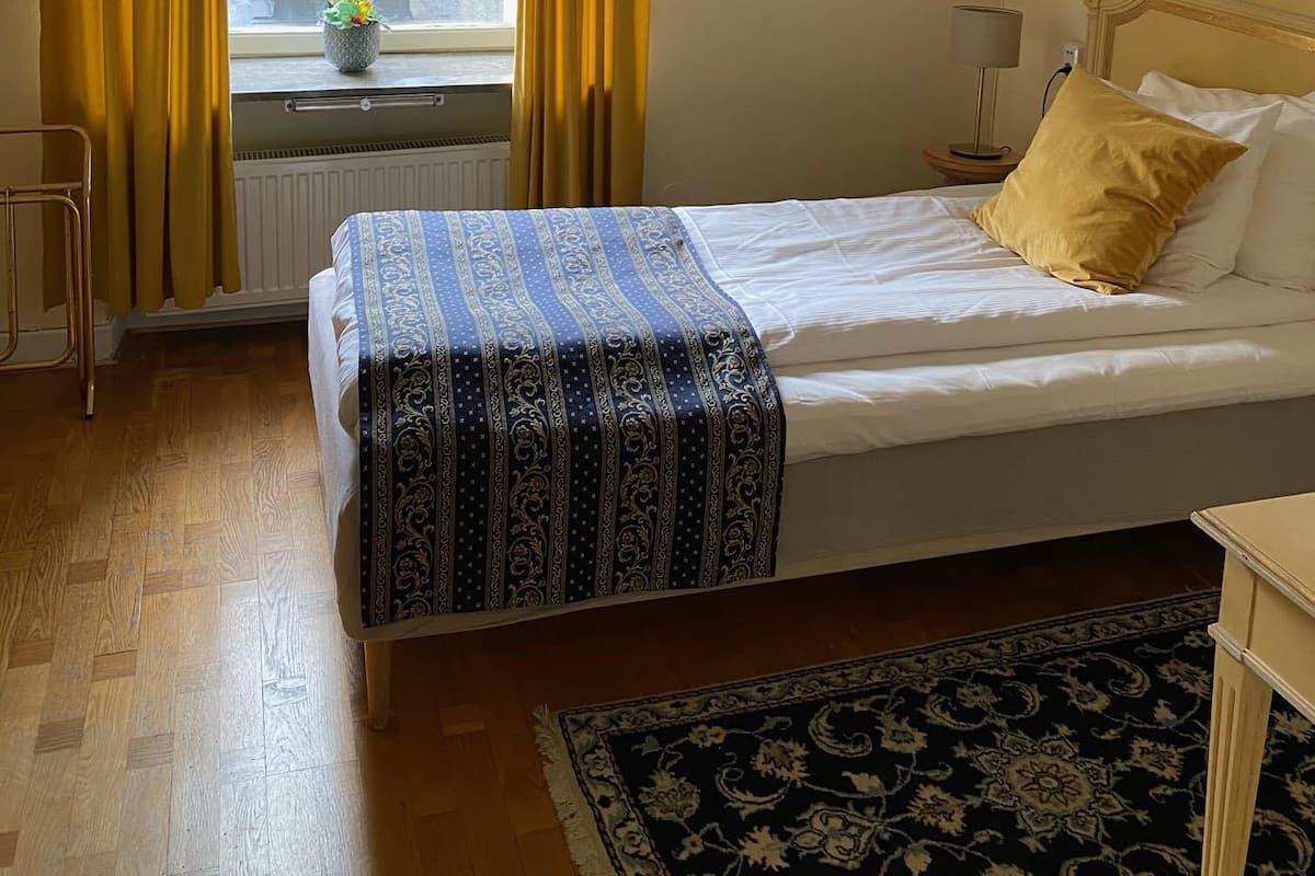 Einzelzimmer | Minibar, Schreibtisch, kostenloses WLAN, Bettwäsche