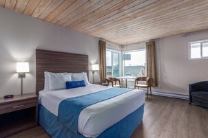 Cortinas blackout, tabla de planchar con plancha y cunas 
