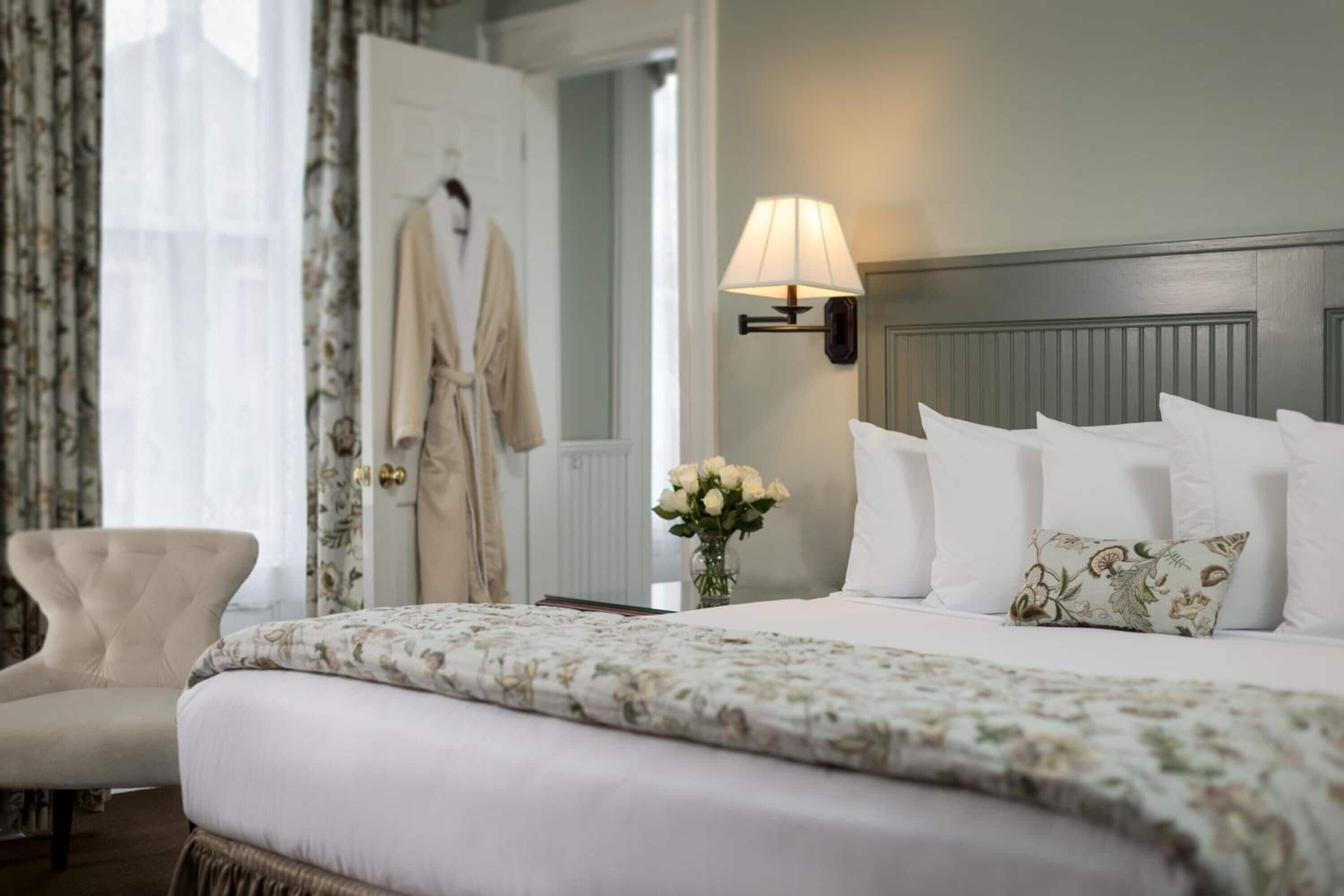 客房内保险箱、特色装修、特色家居、办公桌