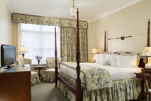 Deluxe Room, 1 King Bed | In-room safe, individually decorated, individually furnished, desk