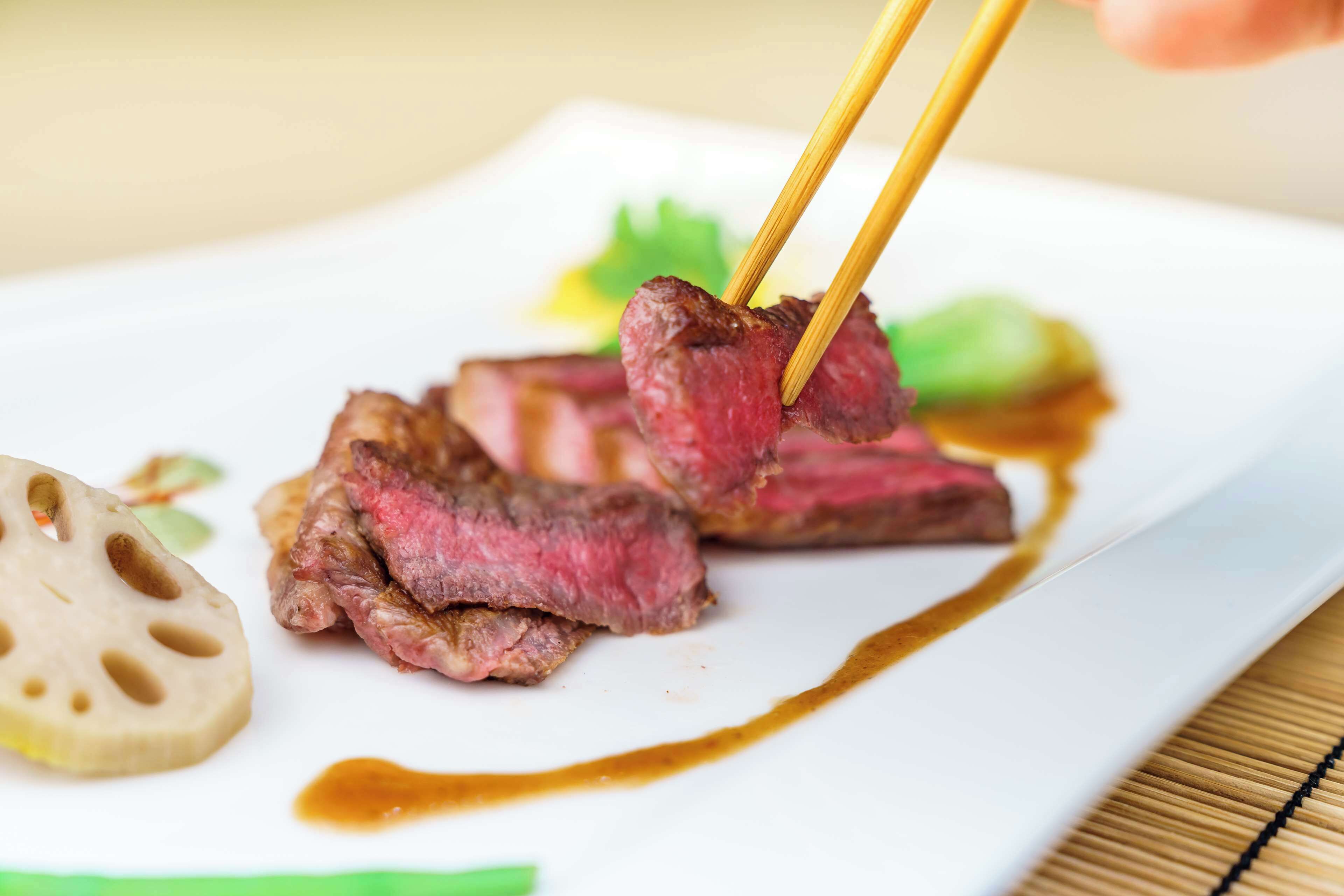 Ein Teller Essen mit Fleisch, Gemüse und Soße.