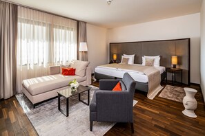 Hypo-allergenic bedding, in-room safe, desk, blackout curtains