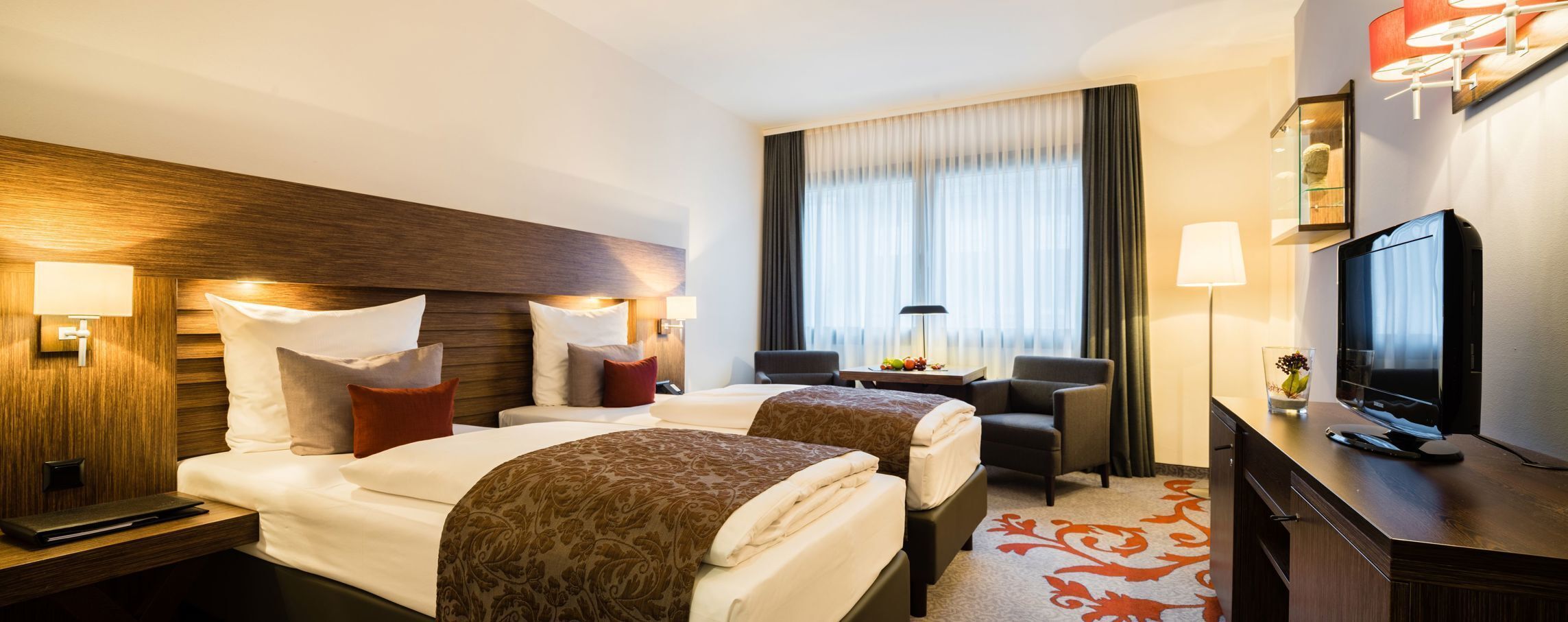 Hypo-allergenic bedding, in-room safe, desk, blackout curtains