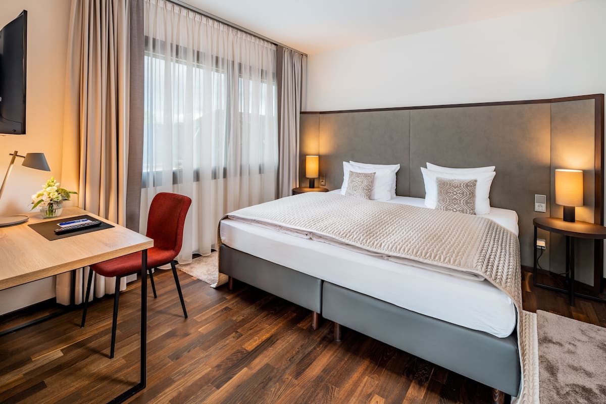 Hypo-allergenic bedding, in-room safe, desk, blackout curtains
