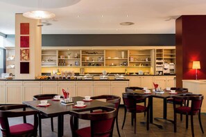 Desayuno buffet (EUR 29 por persona) 