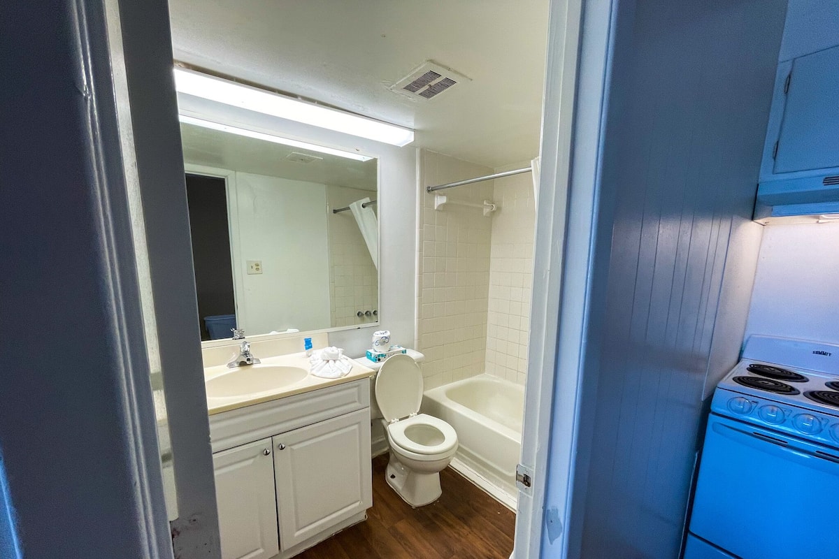 Room, 2 Queen Beds, Kitchen, Ocean View | Bathroom | Combined shower/tub, free toiletries, towels