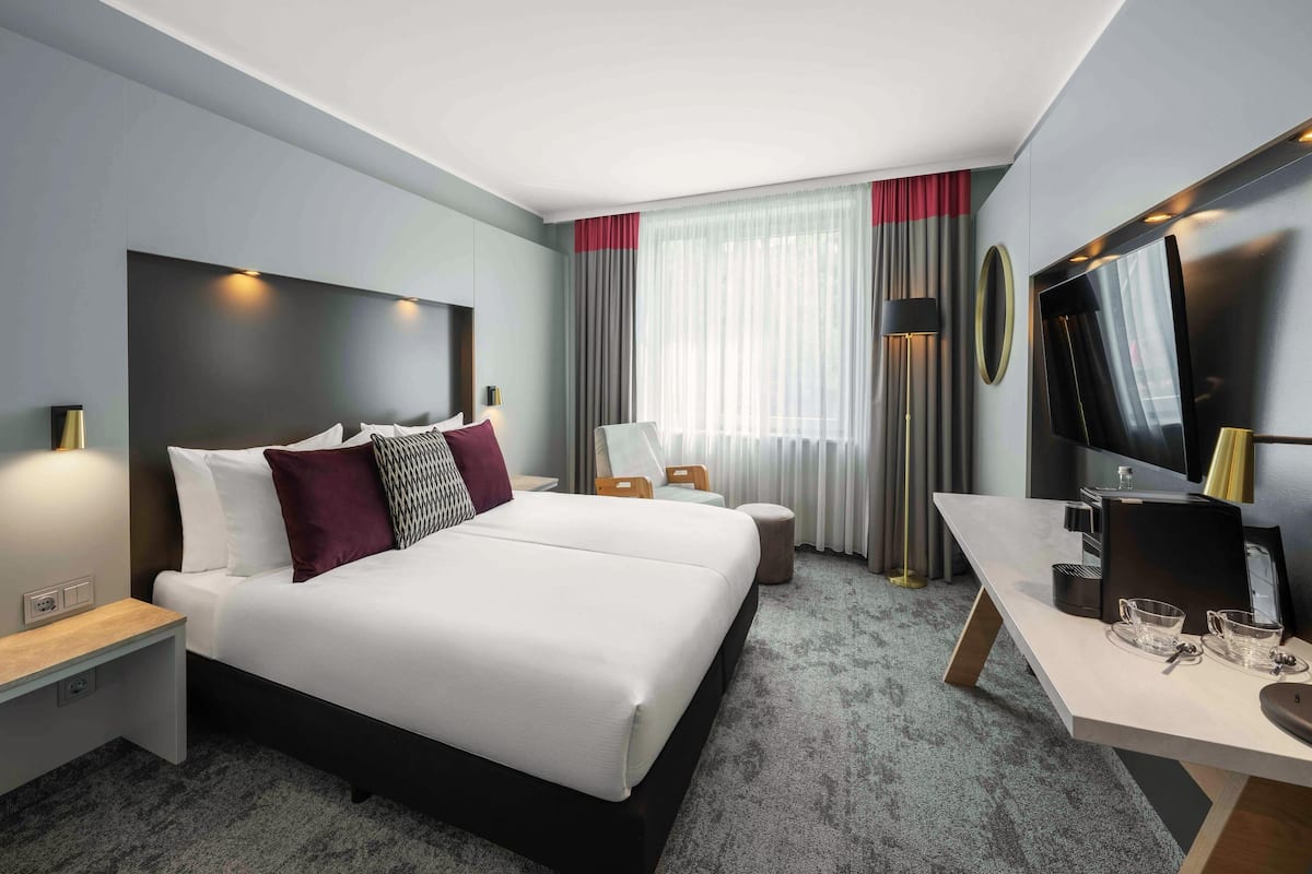 Safe på rommet, skrivebord, lydisolert og barnesenger (inkludert)