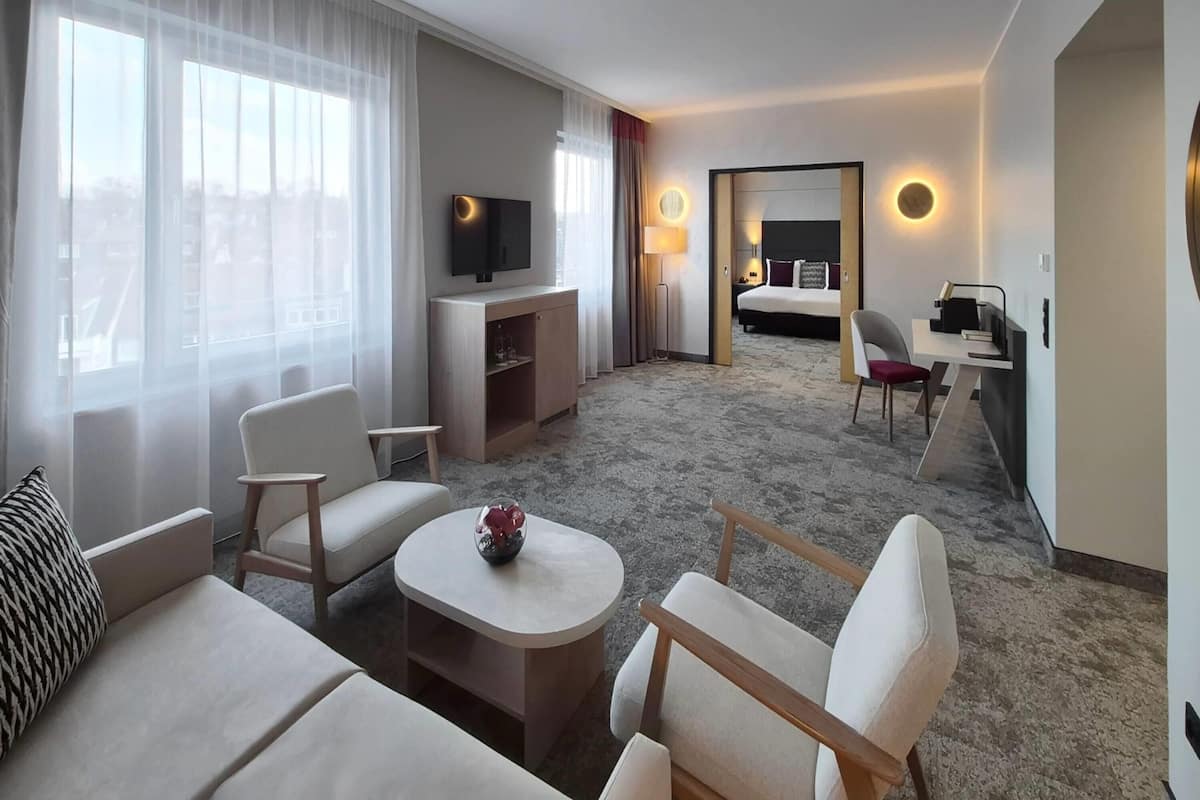 Caja de seguridad en la habitación y escritorio