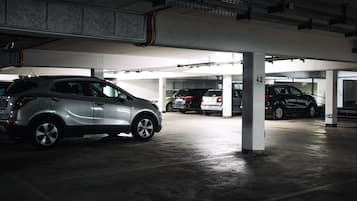Um estacionamento com vários níveis e diversos carros estacionados.