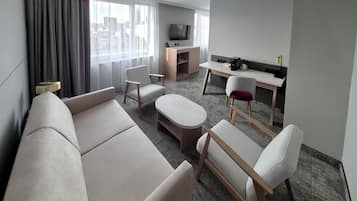 Phòng Suite Junior | Khu phòng khách | TV màn hình phẳng