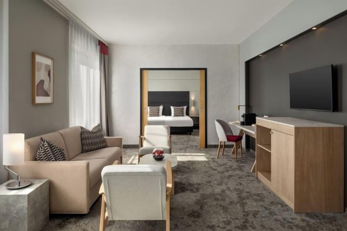 In-room safe, desk, soundproofing, cribs (free)