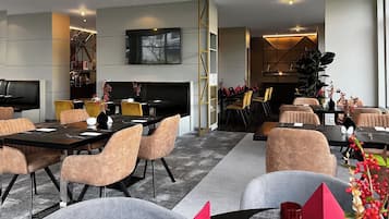 Breakfast, lunch and dinner served