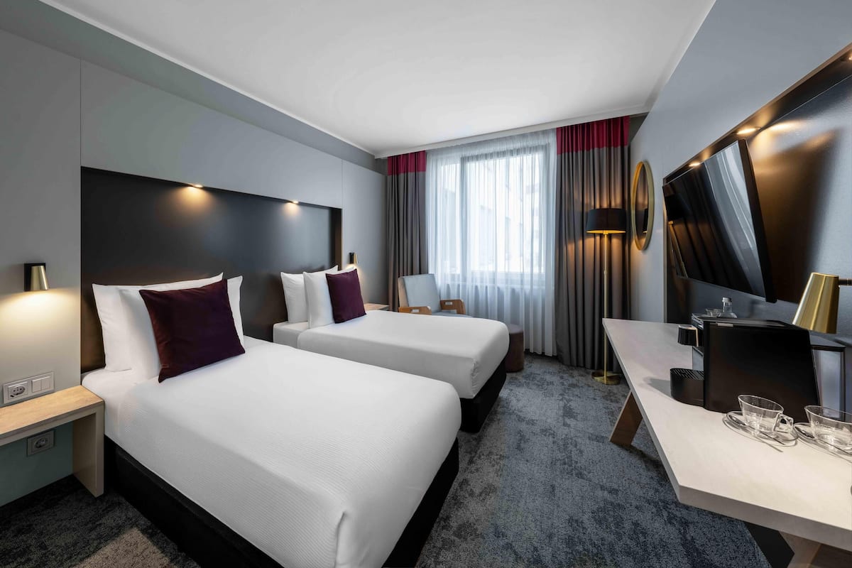 Quarto luxo, 2 camas de solteiro | Cofres nos quartos, escrivaninha, quartos à prova de som, berços grátis