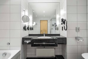 Executive Suite, 1 King Bed | Bathroom