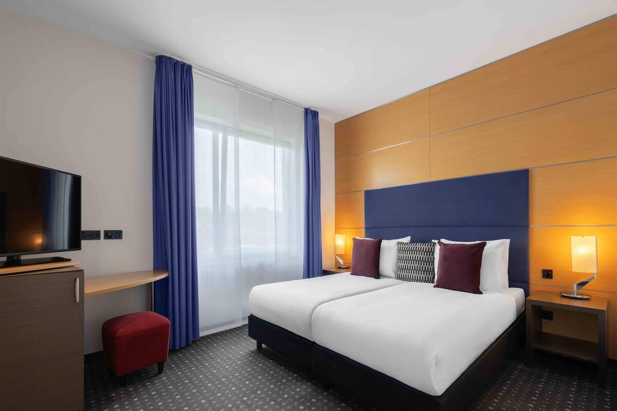 Suite, 1 trÚs grand lit | Coffres-forts dans les chambres, bureau, chambres insonorisées